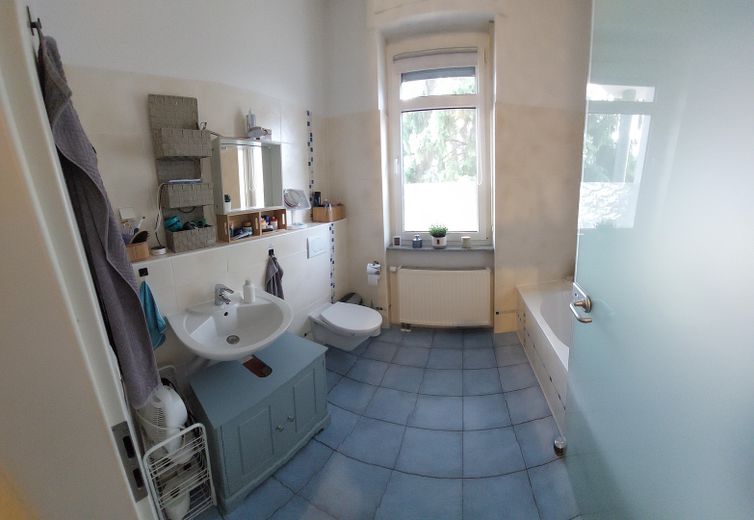 Sehr schönes 3 Fam.- Haus, große Balkone – EG Bad