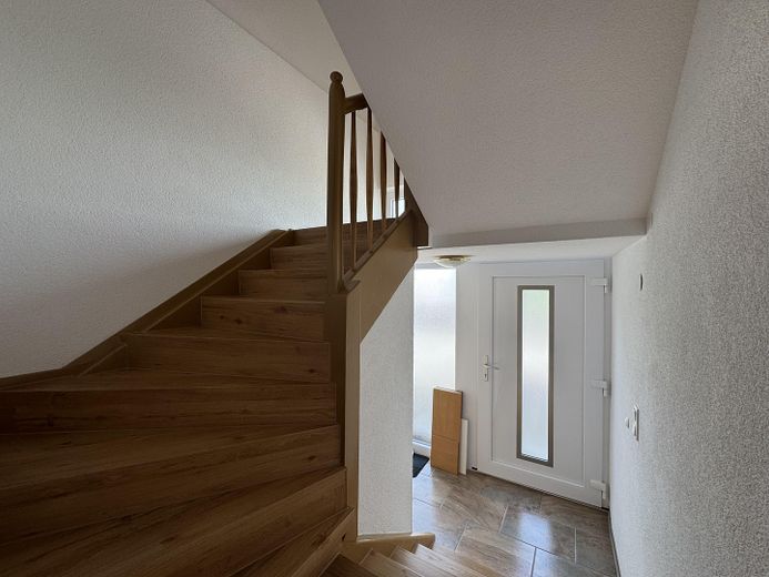 Casa bifamiliar atractiva – ideal para familias o inversores – Treppenhaus 