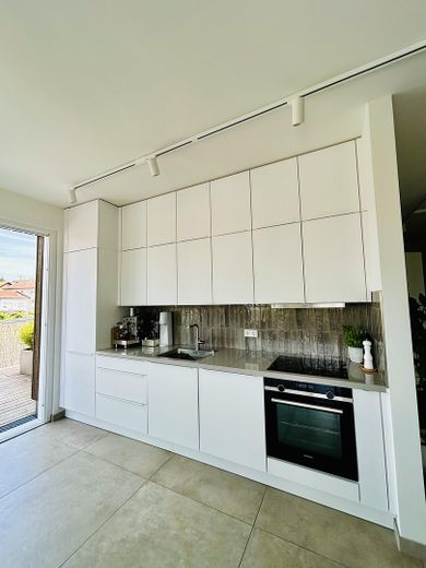 Exclusives Penthouse mit 90 qm Dachterrasse und Bergblick – Küche
