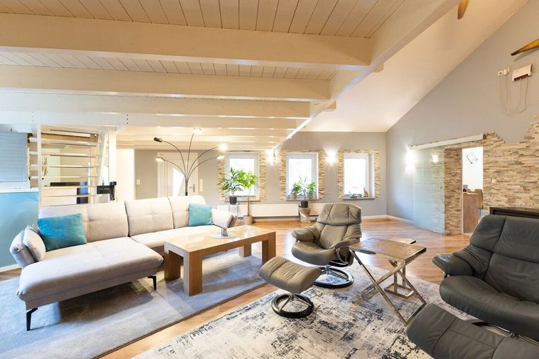 Wohlfühloase für zwei Familien - mit Pool, Sauna und Garten – Wohnzimmer Neubau D