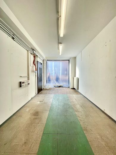 De particular: planta baja de 22m2 en una ubicación privilegiada junto al Isartor, de gran afluencia. Venta/ hostelería parcial – Foto 7