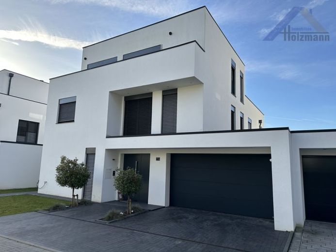 Moderne Stadtvilla mit Einliegerwohnung in Herford - Holzmann Immobilien – Foto 1
