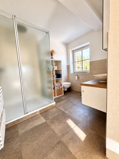 Affascinante casa unifamiliare con ampio giardino, piscina e sauna a Siegsdorf – Badezimmer