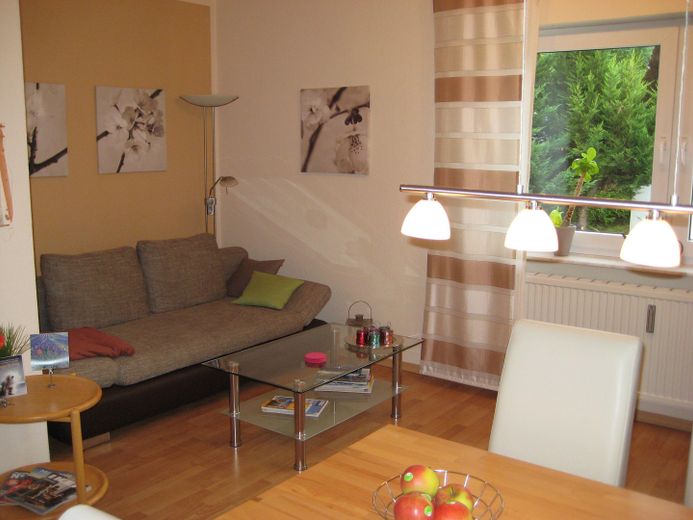 Helle 2 ZKB Wohnung, Balkon, Badezimmer mit Fenster, Einbauküche VB, Keller, Stellplatz – Wohnzimmer
