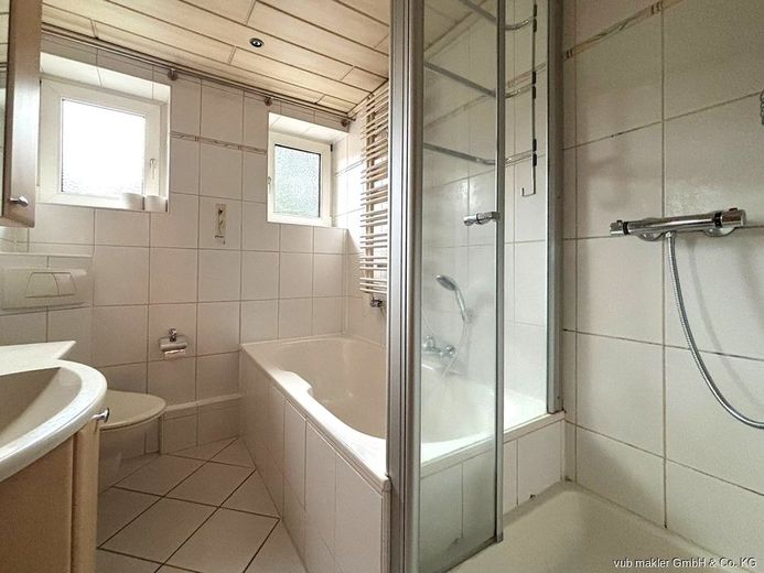 Reihenmittelhaus in zentraler Lage von Naila bietet ein großzügiges Zuhause – VUB0002349-4