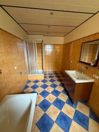 Großzügiges 8-Zimmer EFH mit wunderschönem Garten, Kamin und Einliegerwohnung – Bad 2 Hauptwohnung