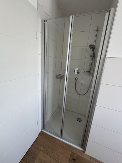 Große Dachgeschosswohnung mit Balkon und EBK in ruhiger Lage – Bad Dusche