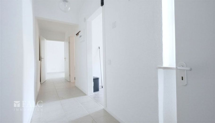 Renditeobjekt Marxloh - MFH mit 912 m² Wfl., sanierungsbedürftig – Flur 1OB - (KI generiert)