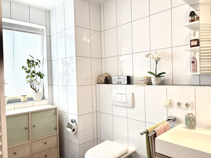 Ruhige 3/4-Zi-Gartenmaisonette (85qm Wfl+60qm Nfl+150 Garten), Privateingang, TOPLAGE Waldtrudering – Bad mit Fenster