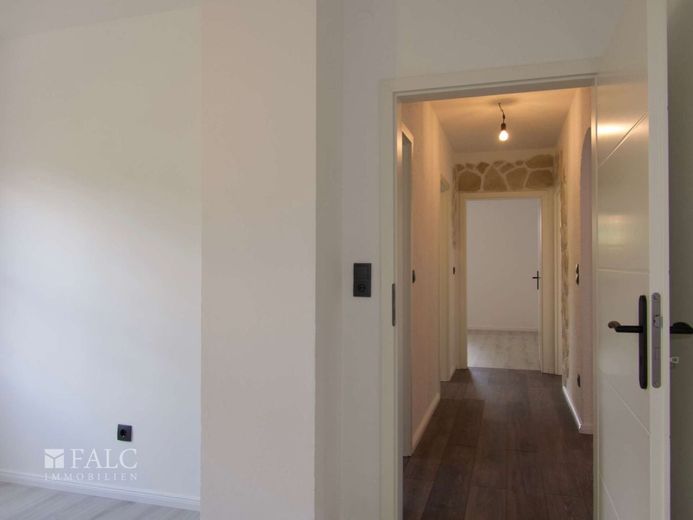 Einfach Mehr: Großzügige 4-Zimmer-Wohnung über 2 Ebenen | 217 m² Wfl | Einliegerwohnung - Tegernheim – EG: Flur zu den Schlafräumen