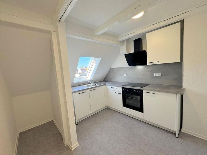 Frisch renovierte 3-Zimmer-Dachgeschosswohnung in bester Altstadtlage von Wismar. – Küche