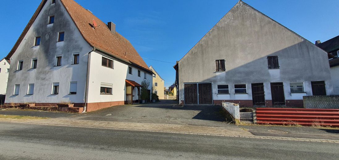 Vecchio casale con 9 stanze, garage e tre piani sottotetto – Foto 18