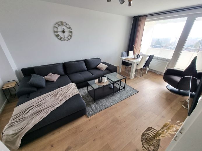 Möblierte, schön geschnittene 2-Zimmer-Wohnung mit Loggia, EBK & TG-Stellplatz am Appelhofweiher – Wohnzimmer