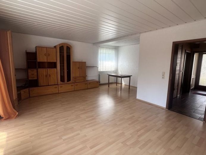 Bad Salzdetfurth-Wesseln: Einfamilienhaus mit Einliegerwohnung, Keller und Garage – Foto 1