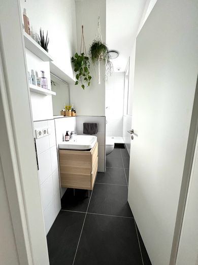 Moderne 3-Zi-Wohnung mit 2 Balkonen, hohen Decken uvm. – Bad