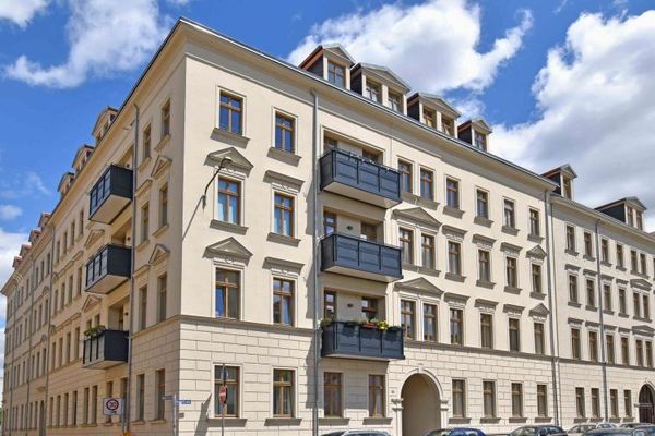 BİRİNCİ SINIFTA YENİLENMİŞ ESKİ YAPI DAİRESİ | Leipzig merkezinde balkonlu ve 2 banyolu 4 odalı