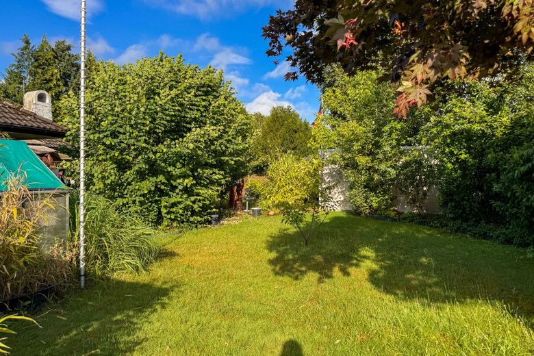 Wohnen auf einer Ebene - Bungalow mit 3 Zimmern, Carport sowie Garage und großen Garten in Garlstedt – Garten