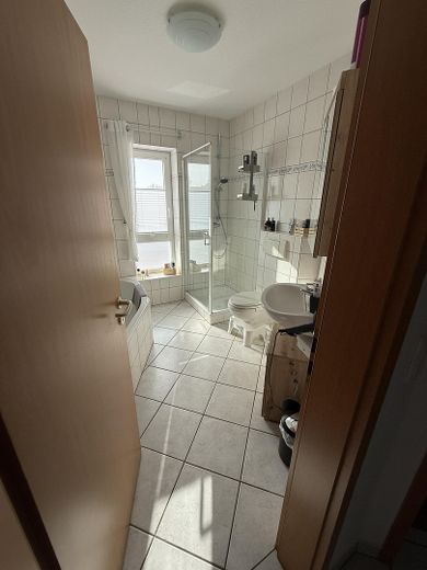 Helle 3-Zimmer-Erdgeschosswohnung mit Terrasse – Bad
