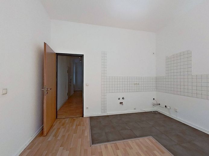 Habillez-vous chaudement, économisez au froid – Pour le début de l’automne, nous vous offrons un loyer hors charges : charmant appartement ancien de 4 pièces avec ascenseur – Ansicht II: Wohn- und Esszimm…