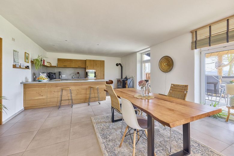 exklusiver Traum im Grünen. 4 Seit-Hof mit Seminarhaus – Wohnraum Südwest WHG EG