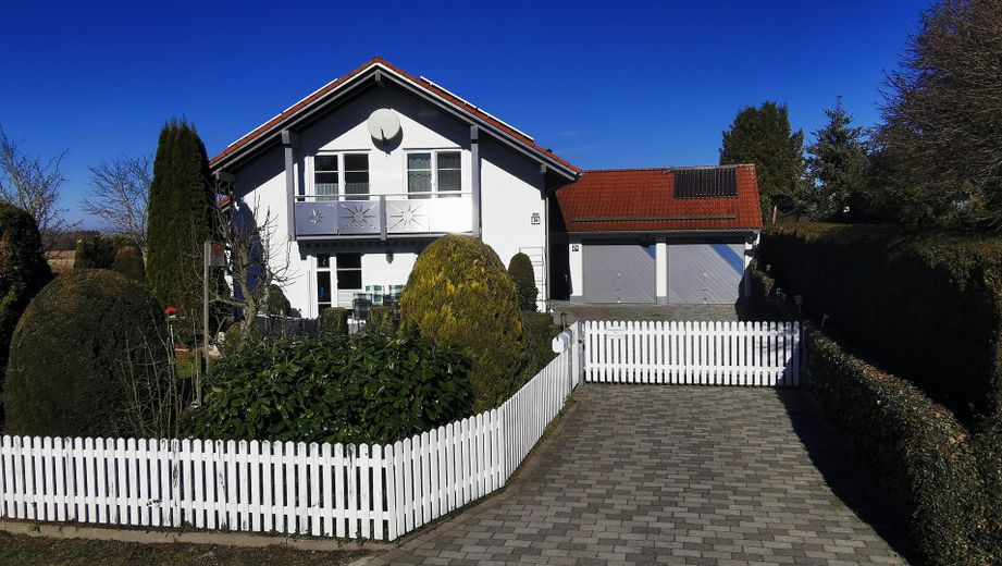 Südansicht mit Einfahrt