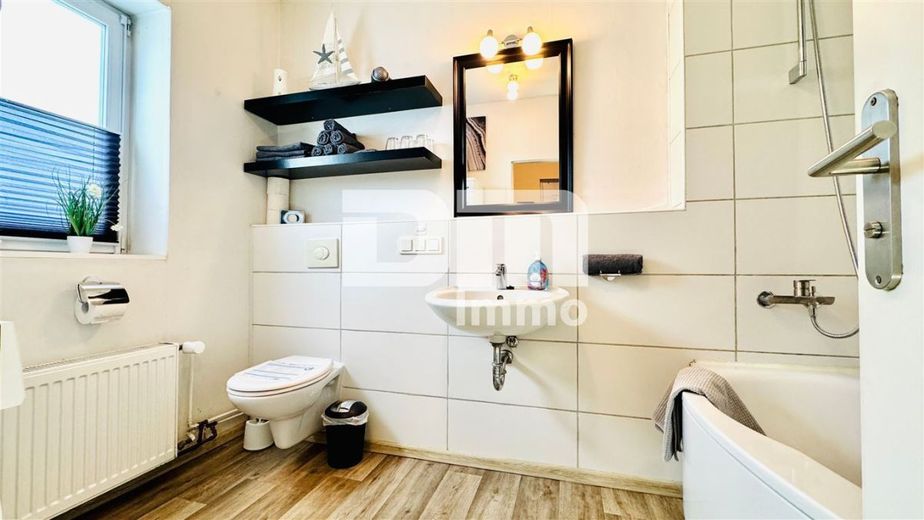 Vielseitiges Immobilien-Ensemble mit 2 modernisierten Haushälften + Carport und Garten/Terrasse – Haus 1 EG Bad / Wanne / Waschmaschine