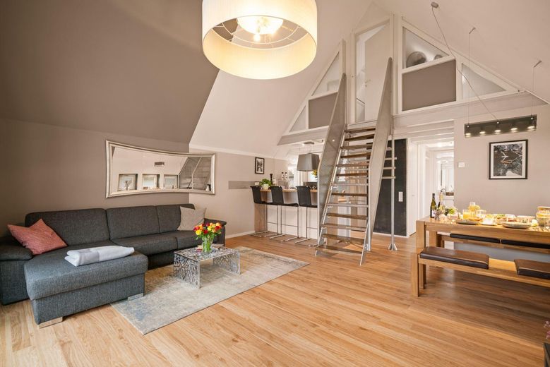 Wohnen auf Zeit am Bodensee: möblierte 2,5-Zimmer-Wohnung mit großem Balkon, Strand in 3 Gehminuten – Foto 1