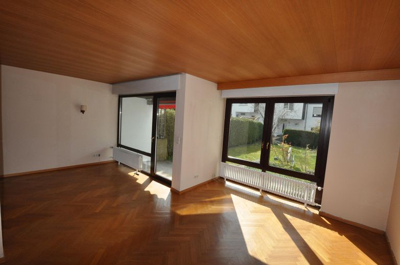 Privat: Familienfreundliches Reihenhaus mit Garten & Garage in bester Lage, Böblingen-Tannenberg – Wohnzimmer