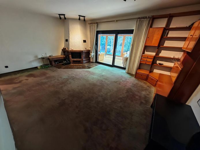 Raumwunder mit Einliegerwohnung & Doppelgarage - provisionsfrei - Erbpacht – Wohnzimmer mit Kamin