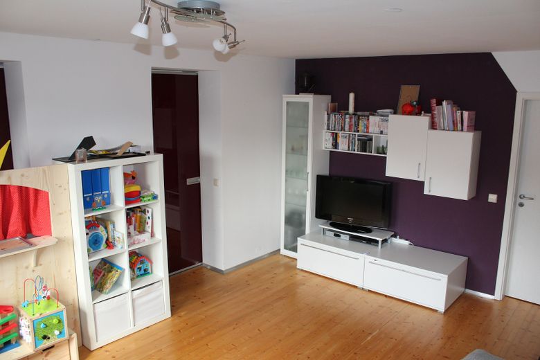 Sonnige Wohnung mit Terasse und Laubengang (1.OG) – Wonzimmer