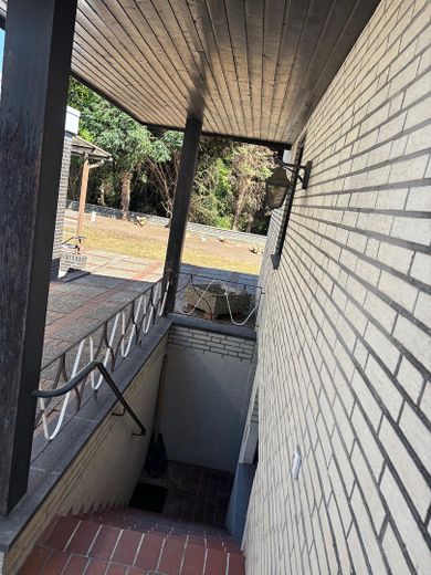 Bungalow mit großer Doppelgarage in ruhiger, zentraler Lage auf tollem Grundstück – Keller-Aussentreppe