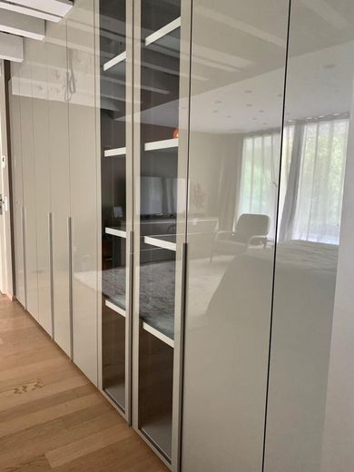 Designer Maisonette-Wohnung nähe Zoopark mit Blick ins Grüne, Fussbodenheizung, Kamin, Terrasse – Garderobe / Elternschlafzimmer