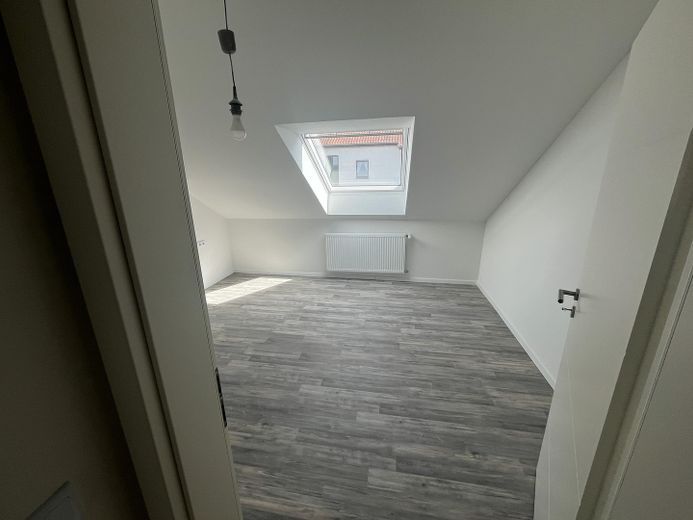 Frisch renovierte 3-Zimmer Wohnung mit Loggia ins Grüne, Einbauküche und Garage – Foto 7