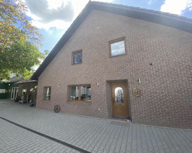 Casa rural con factor WOW: grandes naves, jardín de ensueño y cocina exterior de lujo – Foto 2