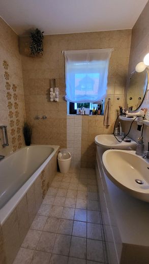 Gemütliche 3-Zimmer-Wohnung mit großem Balkon vor den Toren Münchens – Bad mit Wanne