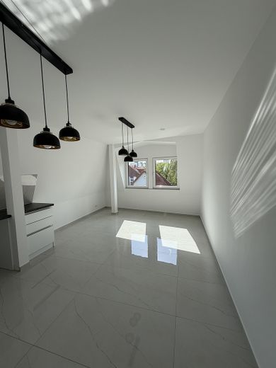 Moderno appartamento di nuova costruzione in posizione tranquilla e centrale a Berlino-Gropiusstadt! – Wohnzimmer + Küche
