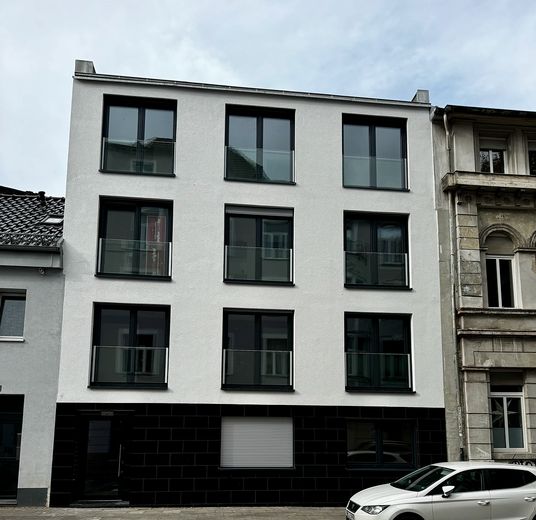 Appartement penthouse chic avec balcon à Alt Mülheim, construction neuve – Strassenansicht 