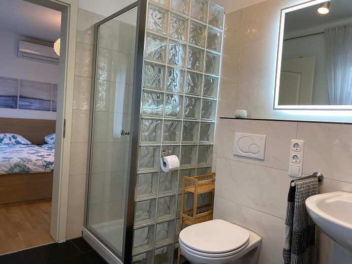Top Lage  4-Zi. Maisonette mit Dachgarten, klimatisiert! – En-suite Bad