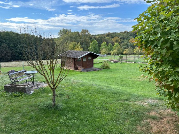 Spaziosa casa residenziale completamente ristrutturata ai margini del bosco a Elz/Malmeneich – Garten Sicht von Terrasse