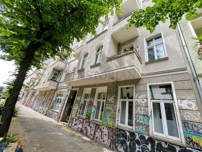Bezugsfrei! Altbaucharme mit Gestaltungspotenzial - 2,5 Zimmer im Herzen von Friedrichshain – Voderhaus original
