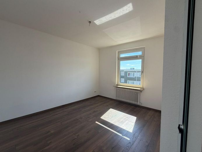 Cazibeli yaşam: Hilden’de balkonlu 3 odalı eski bina dairesi – Wohnzimmer/ Schlafzimmer 2 