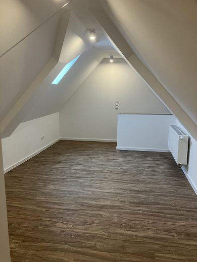 Zweitbezug nach Kernsanierung. Moderne & zentral gelegene 6-Zimmer Wohnung mit EBK – Geräumiger Dachspitz