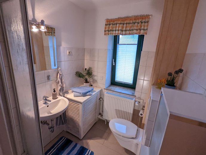 Einfamilienhaus mit 2 Extra-Wohneinheiten – Gäste WC EG