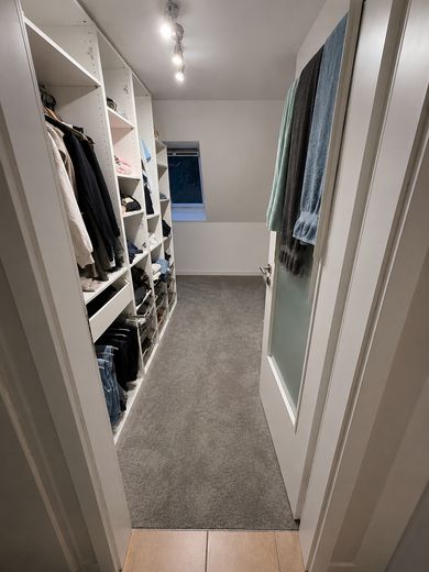 Großzügiges Einfamilienhaus- modernisiert & vielseitig nutzbar – Ankleidezimmer