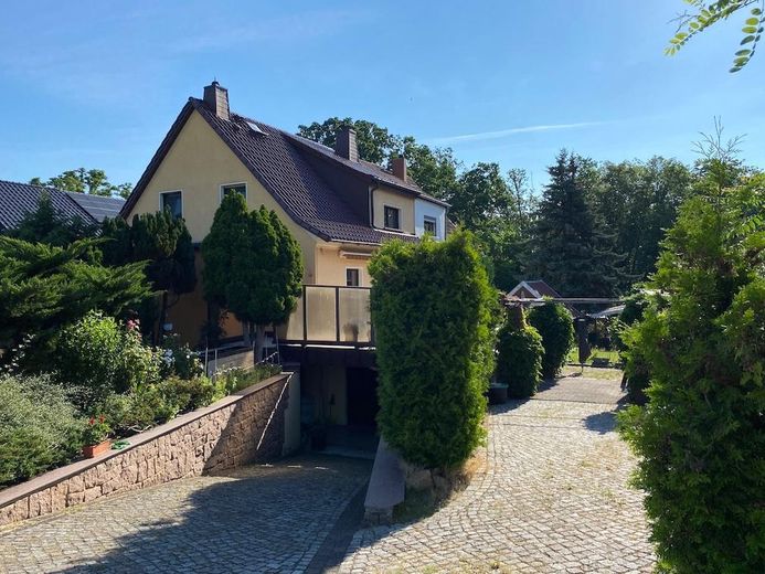 Gepflegte 4‑Zimmer‑Doppelhaushälfte | 110 m² | Vollkeller mit Nutzfläche 55 m² | Südterrasse – Zufahrt Grundstück