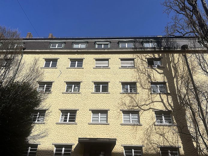 2,5-Zimmer-Altbauwohnung mit Balkon in Untergiesing, Denkmalschutz – Fassade Haus