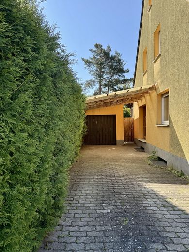Freistehendes Haus, nutzbar als großzügiges Einfamilienhaus oder Zweigenerationenhaus – Garage mit Carport