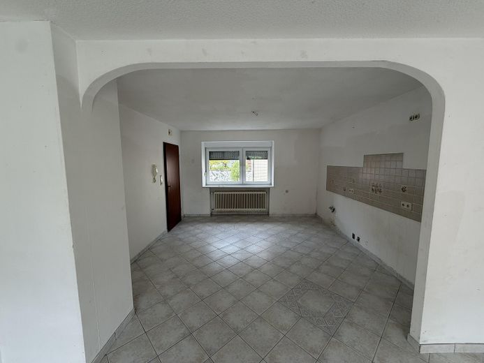 Per direct beschikbaar: ca. 184 m² verdeeld over 3 verdiepingen – als eengezinswoning of 2 appartementen – Küche EG