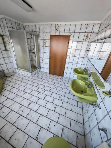 Raumwunder mit Einliegerwohnung & Doppelgarage - provisionsfrei - Erbpacht – Bad OG