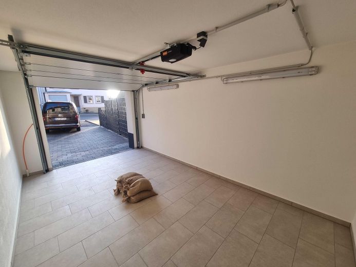 Haus statt Wohnung: 3-ZKB+Garten+Terrasse+Garagen – Garage